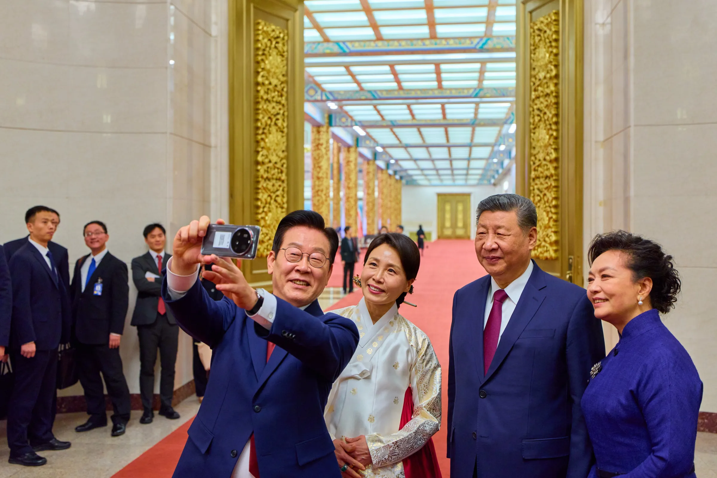 韓國總統李在明2026年1月訪問北京時,拿起小米機跟中國國家主席習近平夫婦自拍合影。(X平台)