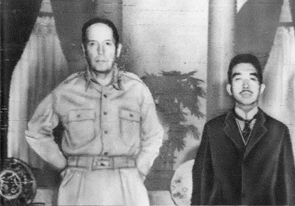 中共去年不斷釋放出外交部東亞司司長劉勁松手插口袋與日本外交官金井正彰的合照,其實模仿的就是1945年會晤日本天皇的麥克阿瑟將軍,可見北京對於美國掌控日本這件事情始終視為奇恥大辱。(美國國家檔案館)
