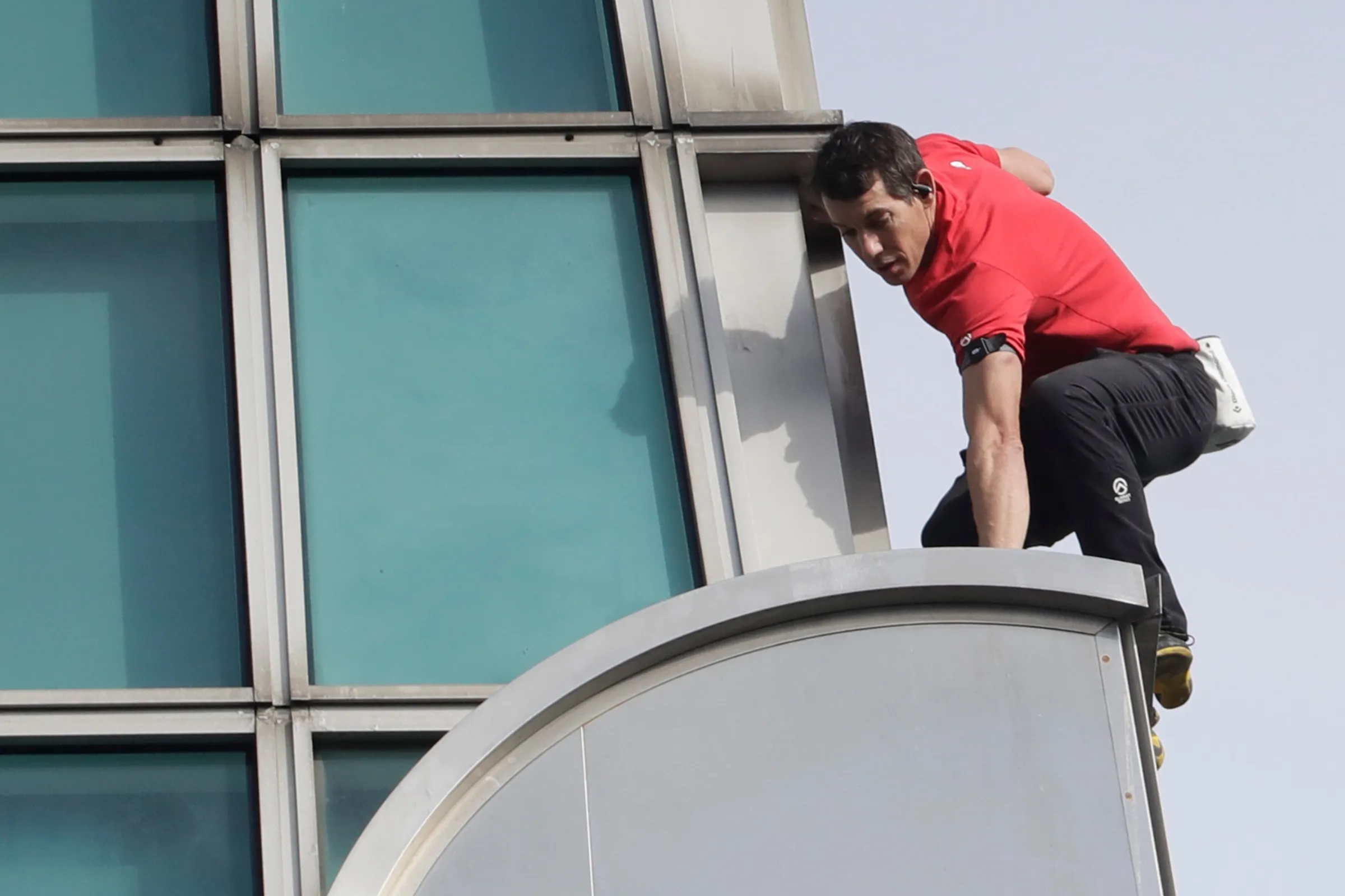 2026年1月25日,「極限攀岩王者」艾力克斯霍諾德(Alex Honnold)徒手攀爬101大樓。(美聯社)