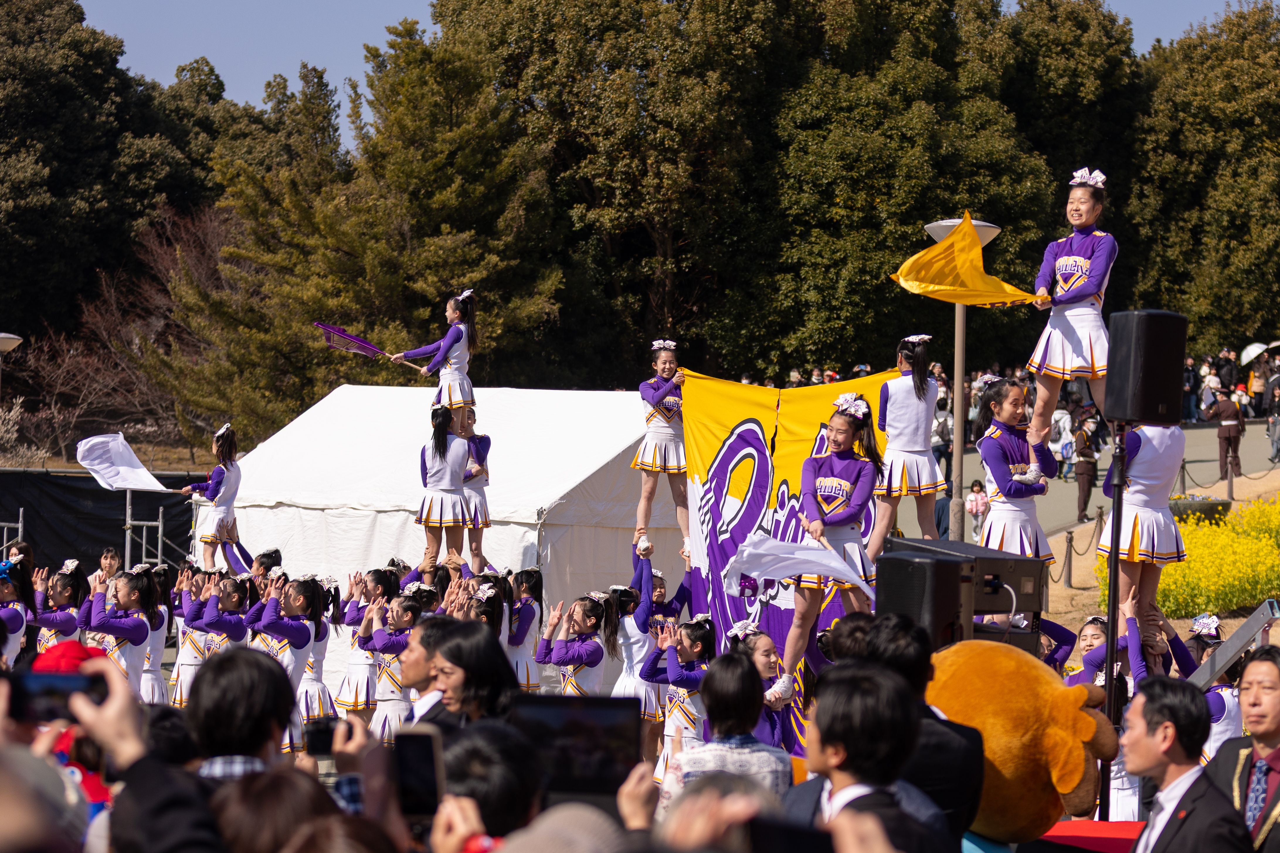 ミャクミャク像の除幕式。梅花中学校・高等学校のチアリーディングチーム「RAIDERS」(写真/丁勤紜撮影)