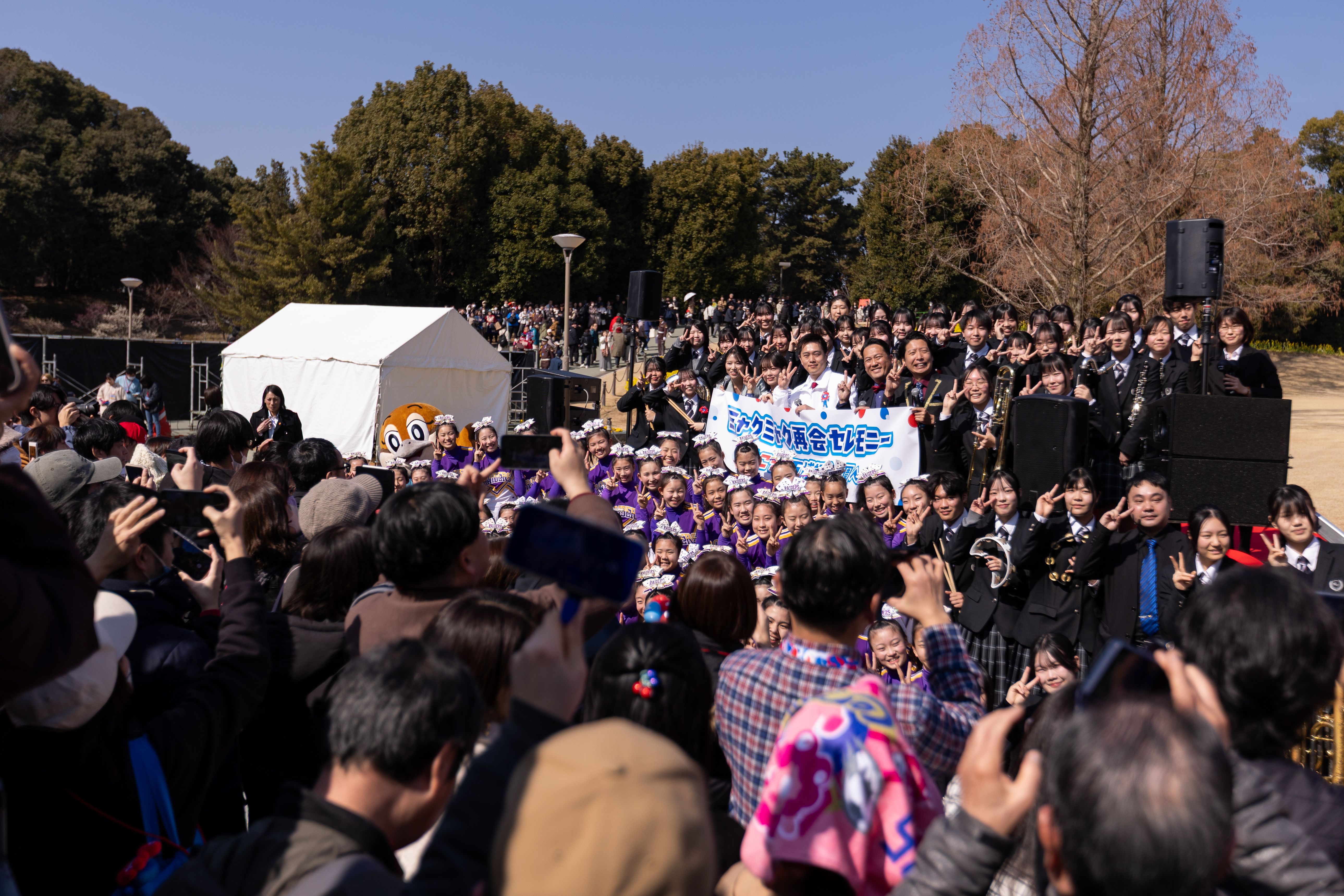 ミャクミャク像の除幕式で記念撮影(写真/丁勤紜撮影)