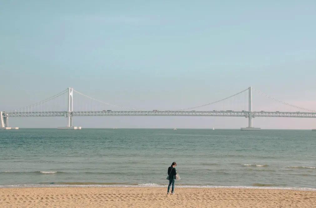韓國最佳旅遊時間推薦|釜山:廣安大橋。(圖/取自unsplash)