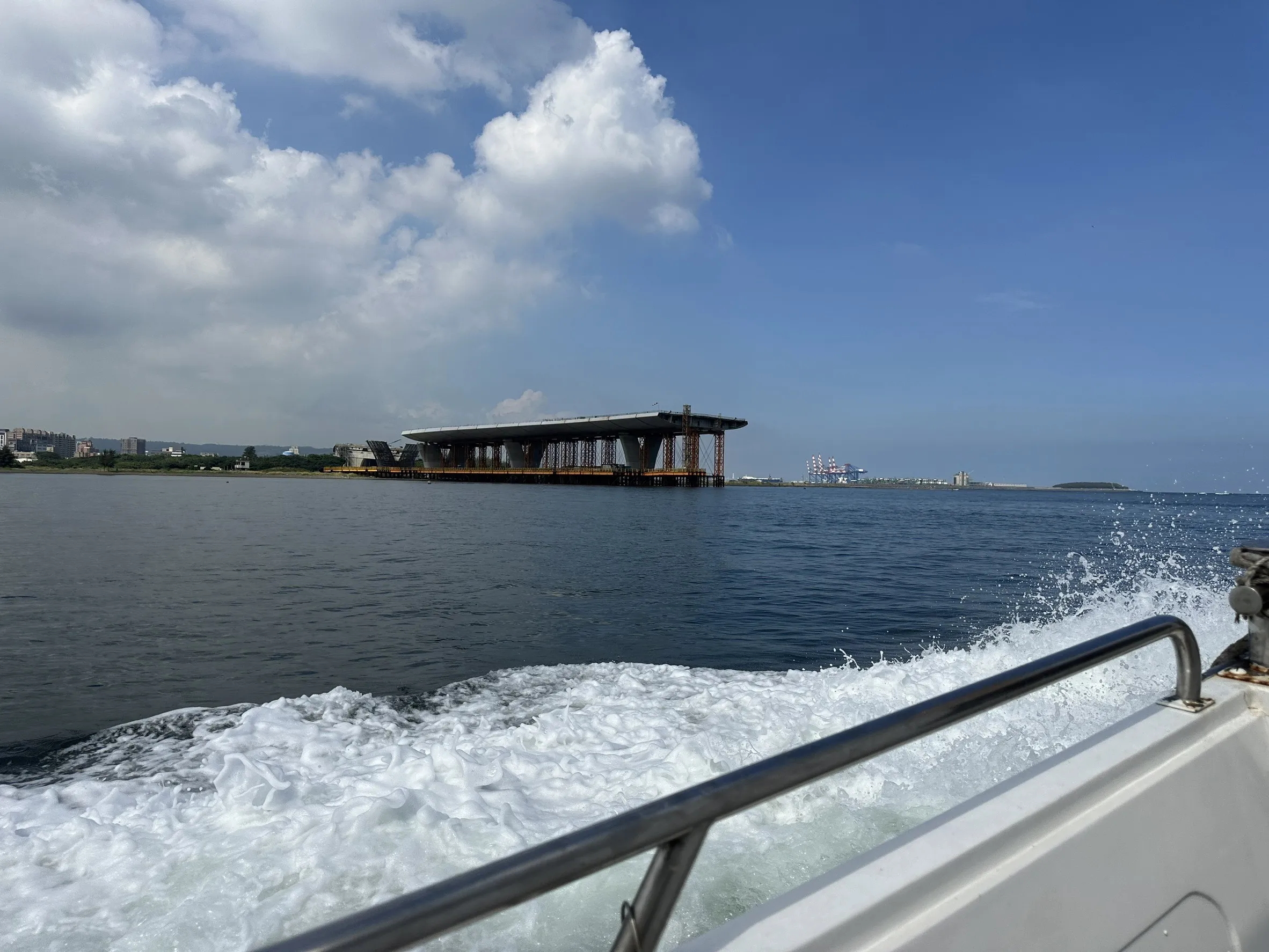 船隻行駛至離岸6公里外海域進行海葬儀式。圖/新北市政府民政局提供