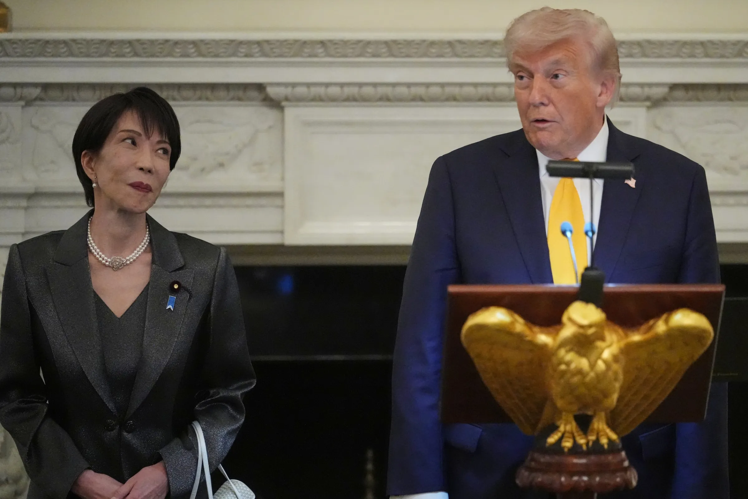 2026年3月19日,美國總統川普在白宮國宴廳接待來訪的日本首相高市早苗。(美聯社)