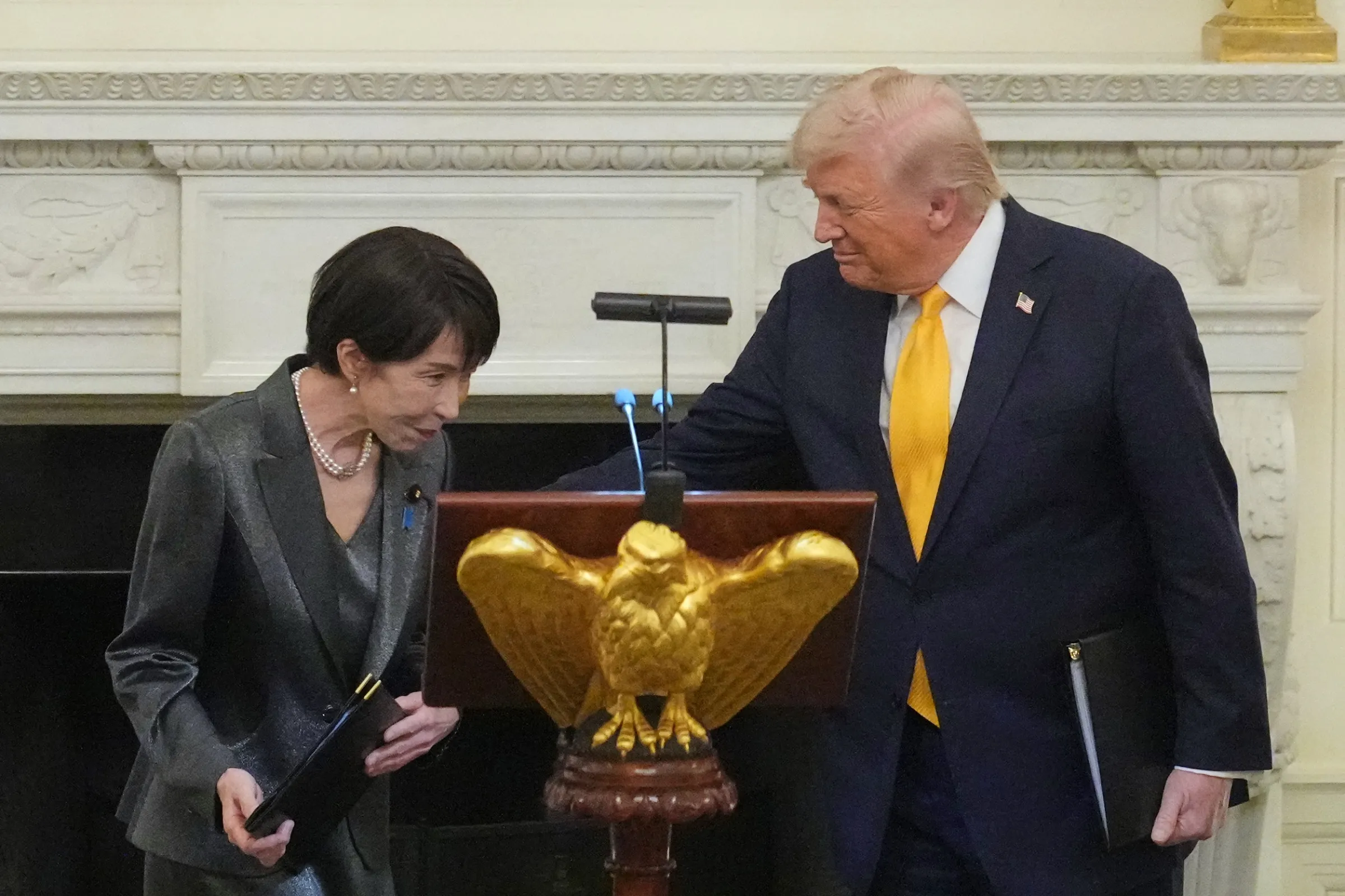 2026年3月19日,美國總統川普在白宮國宴廳接待來訪的日本首相高市早苗。(美聯社)