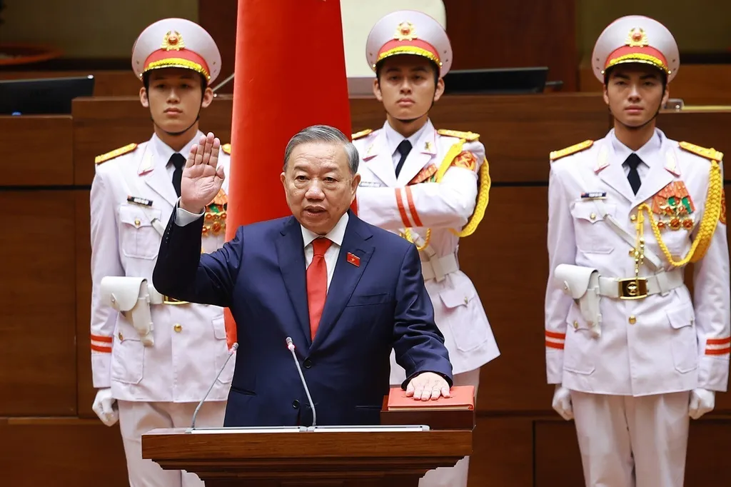 越共總書記蘇林(中央)不只連任,新任期還兼任國家主席,正式達成黨政一把抓。(美聯社)