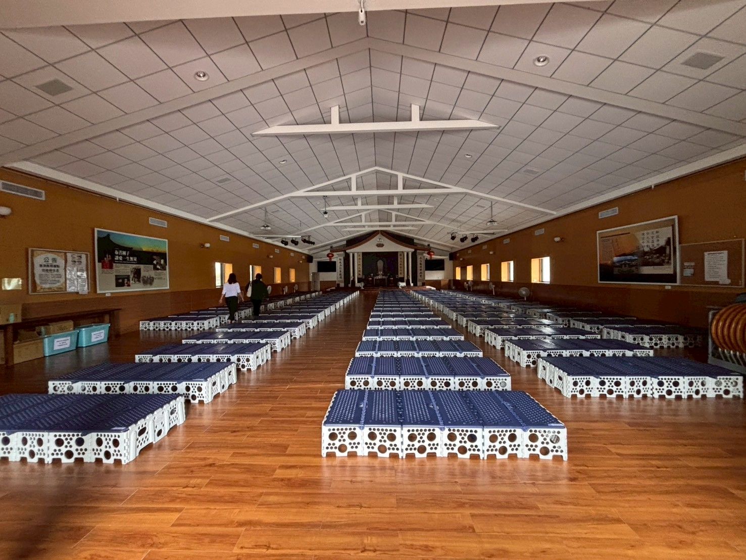 頂新和德文教基金會設置香客服務站提供香客福慧床住宿、盥洗服務(頂新和德文教基金會提供)