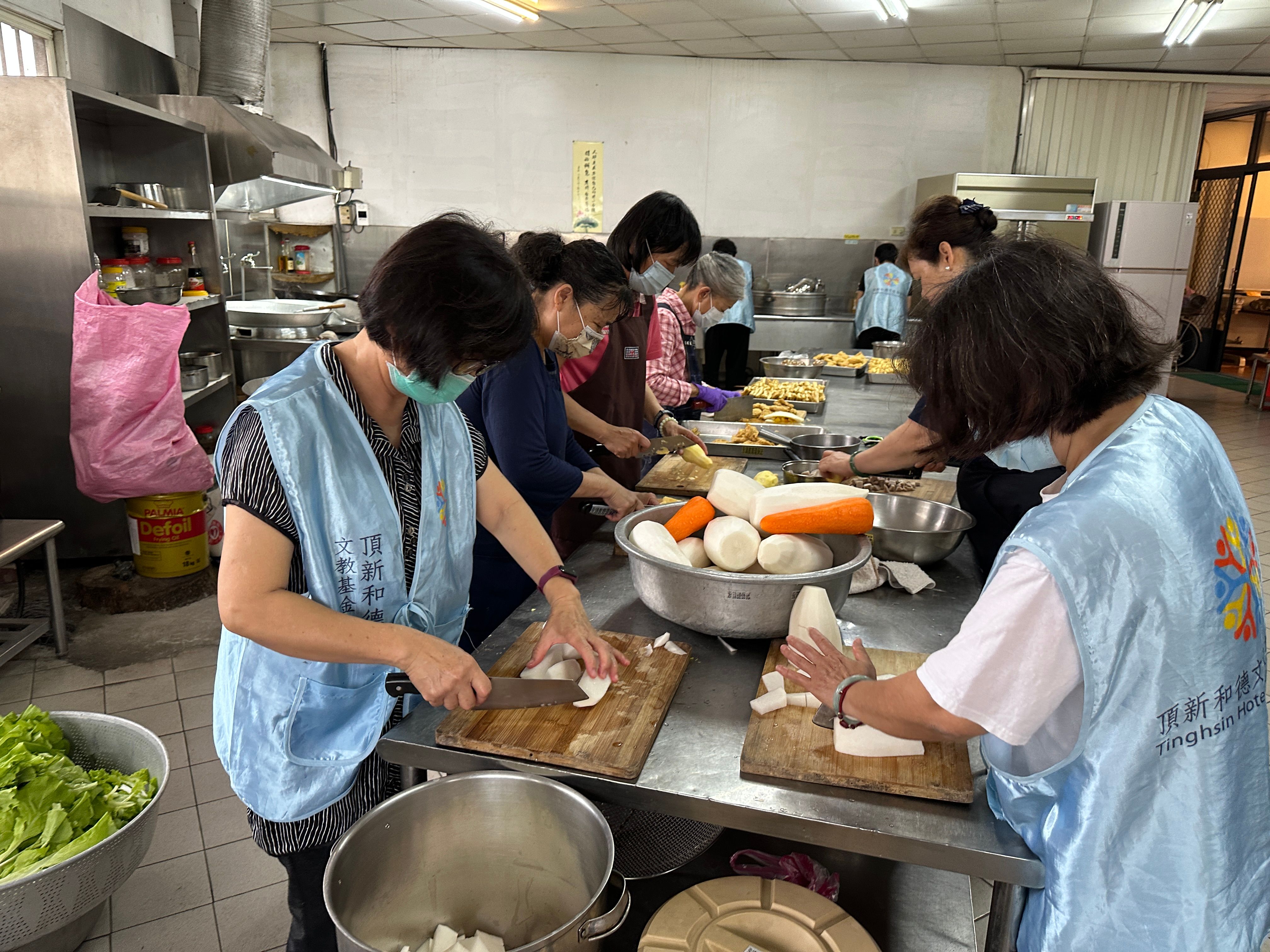 頂新和德文教基金會香客服務站提供各式補給品、素膳麵(頂新和德文教基金會提供)