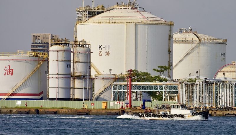 國發會:數據顯示塑膠袋原料供過於求(1) 中東戰事影響石化原料供應,國內有賣場推出耐熱袋等限購令。國發會主委葉俊顯9日表示,不多評論特定廠商的限購行為,但以數據來看,4月塑膠製品原料上游乙烯與聚乙烯都是供過於求。圖為中油石化事業部前鎮儲運所內「乙烯」儲槽。中央社記者董俊志攝115年4月9日