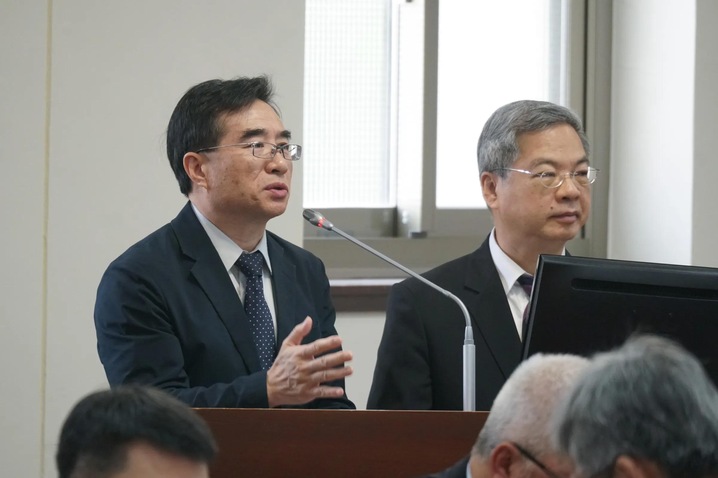 20260422-經濟部長龔明鑫(右)出席立院經濟委員會備詢,左為水利署署長林元鵬。(蔡親傑攝)