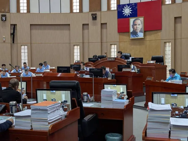金門縣議會29日質詢金城國中代理教師身亡一事,議員要求縣府查明並建立教師求助管道。圖為金門縣議會議事情形。(資料照/中央社)