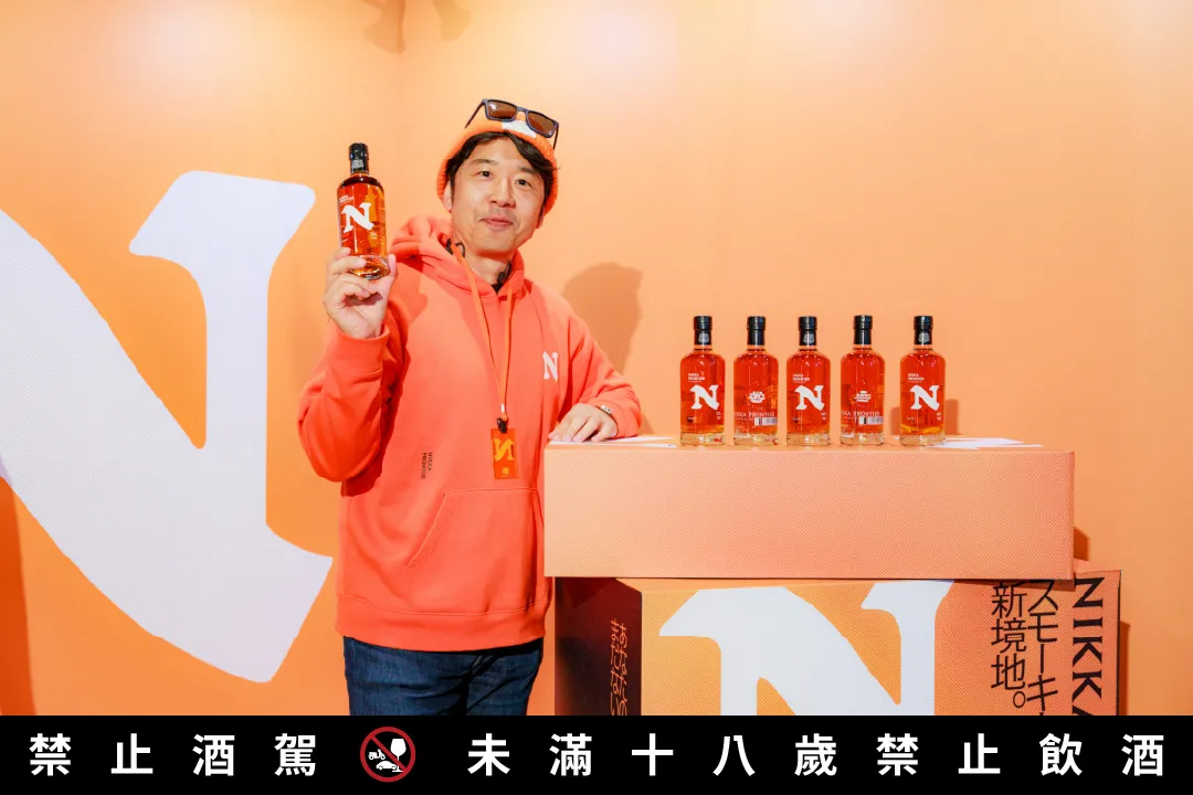NIKKA WHISKY海外事業部經理 小林伸之展示NIKKA FRONTIER及連帽上衣
