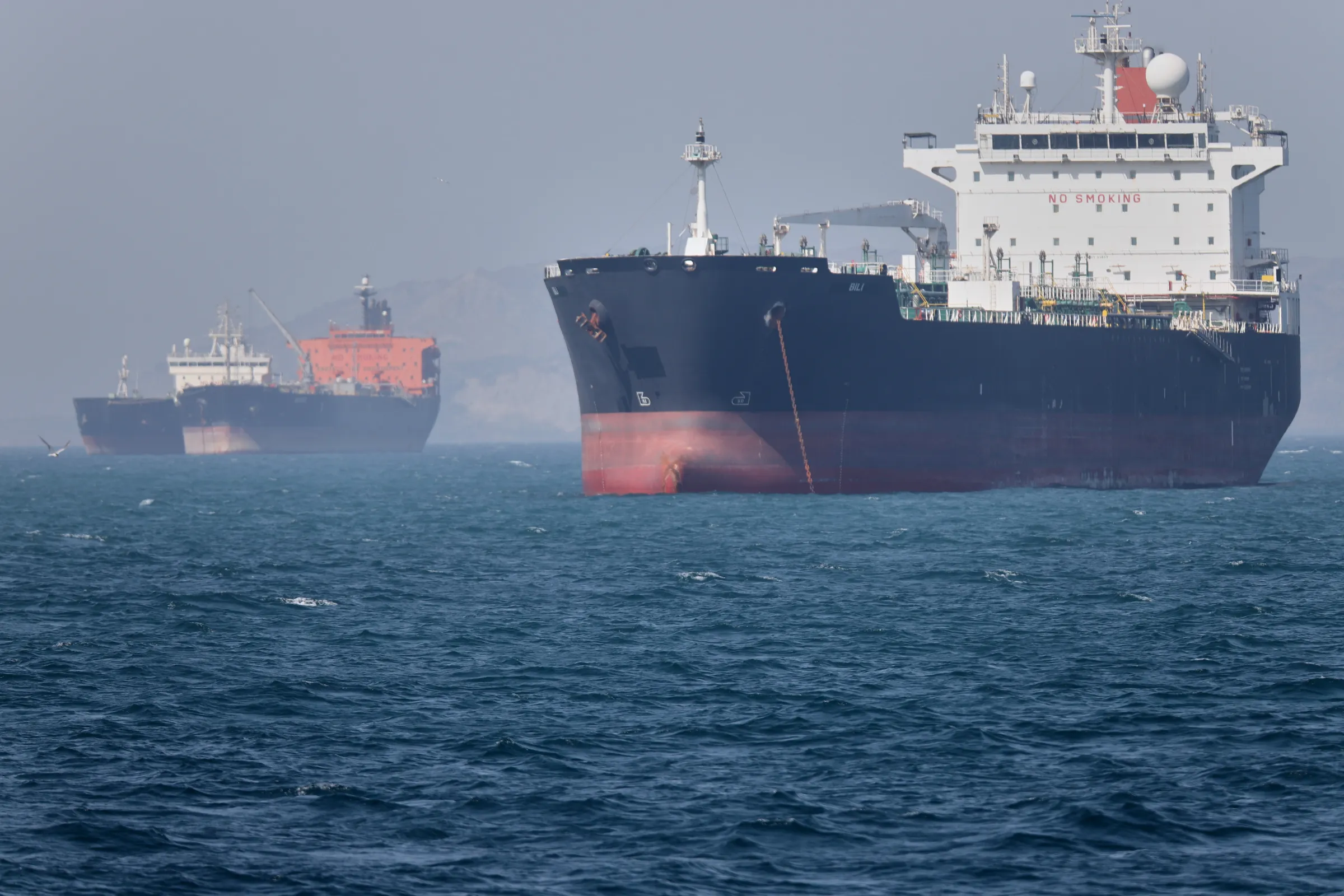 2026年5月2日,在伊朗阿巴斯港附近的荷莫茲海峽。(美聯社)
