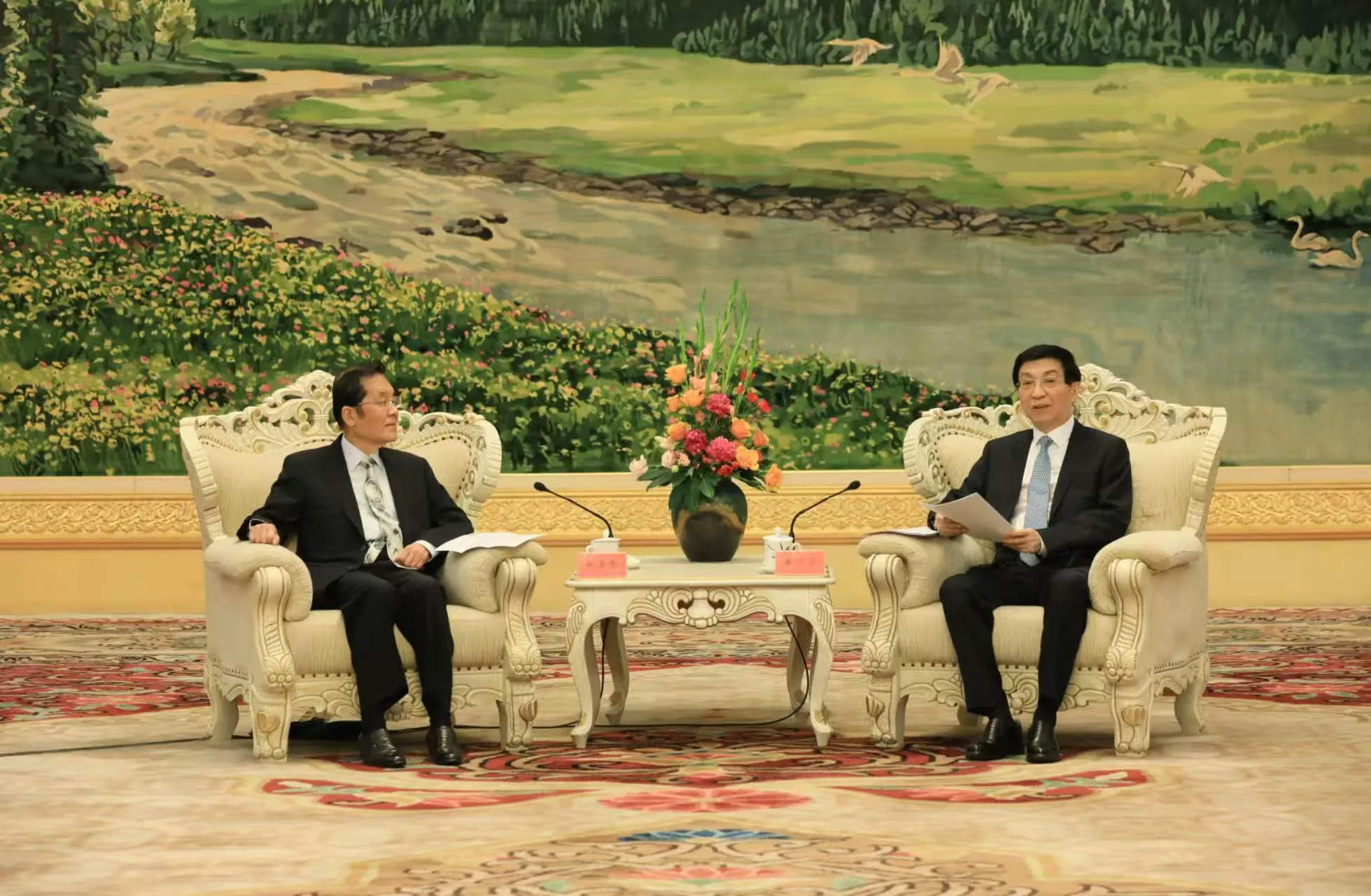 國民黨副主席張榮恭(左)11日與中共中央政治局常委王滬寧(右)會面。(國民黨提供)