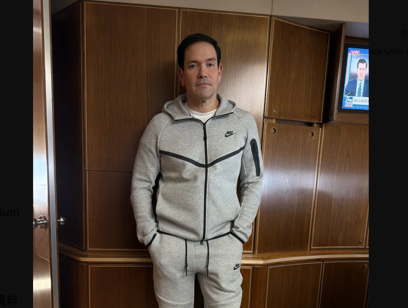 美國國務卿盧比歐12日隨美國總統川普搭乘空軍一號出訪中國時,身穿一套灰色Nike Tech運動服。(取自X@StevenCheung47)