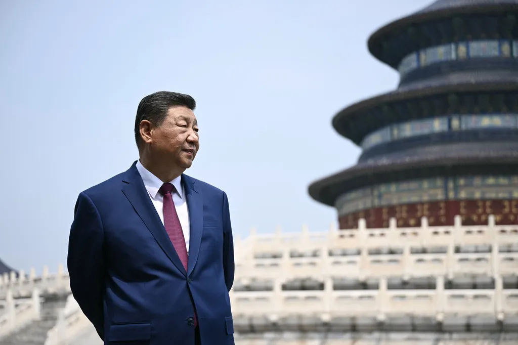 中國國家主席習近平站在北京天壇。(美聯社)