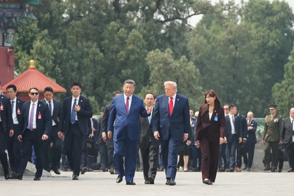 美國總統川普(右)與習近平一同參訪北京天壇。(美聯社)