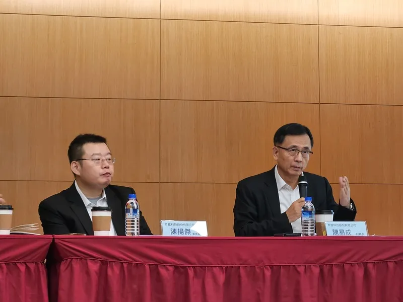 奇鋐估今年營運逐季成長 奇鋐14日舉行法人說明會,公布首季每股大賺20.17元,續創歷史新高。奇鋐財務長陳易成(右)表示,隨著許多新專案陸續出貨,奇鋐維持今年營運「逐季成長」看法不變。中央社記者曾仁凱攝115年5月14日