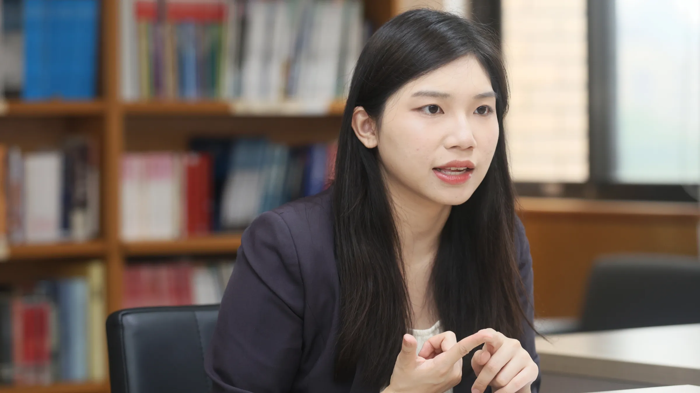 「很多人以為自己只是幫忙拿東西、不算真的詐騙。」李安兒說,但只要踏進這條鏈子的任何一環,就已經是共犯。(攝影:柯承惠)