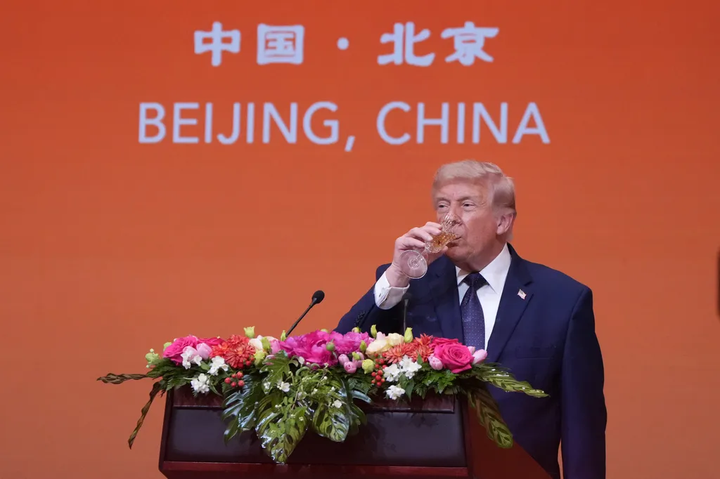 美國總統川普在晚宴致詞。(美聯社)