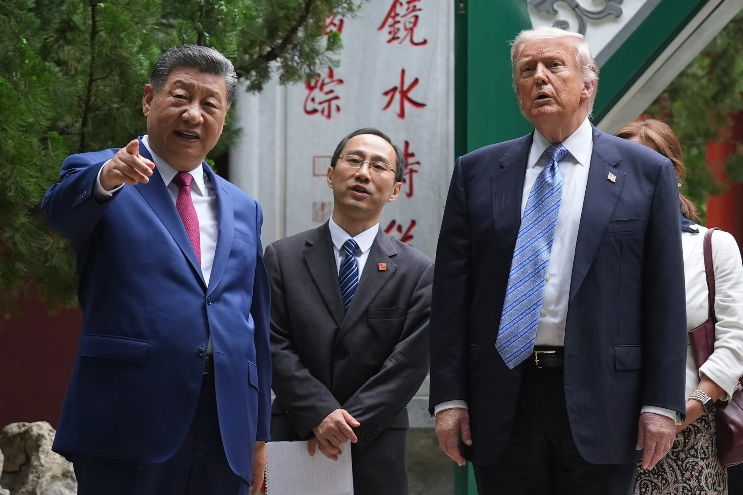 2026年5月15日,中國北京,美國總統川普與中國國家主席習近平在中南海花園參訪期間合影。(美聯社)