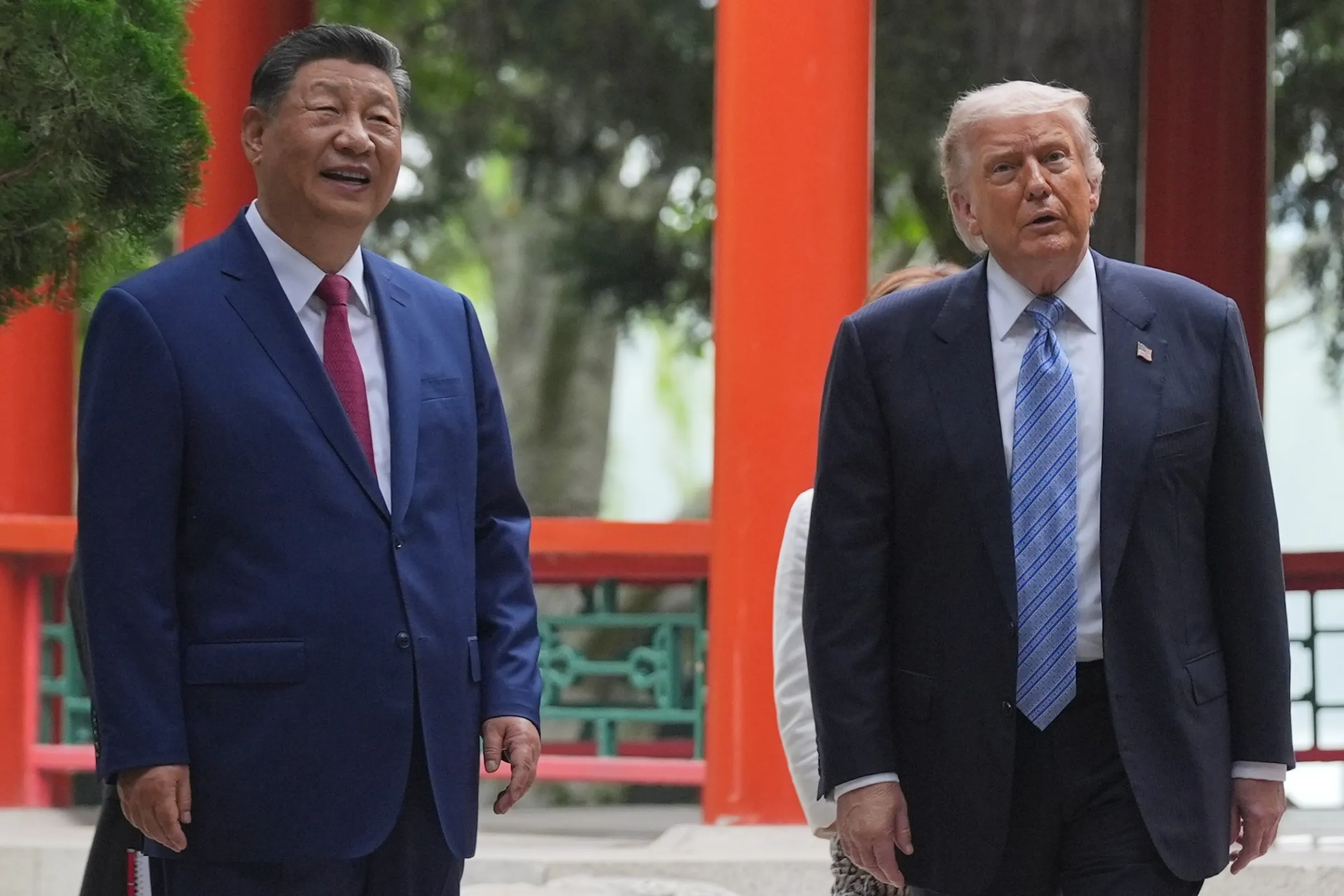 2026年5月15日,中國北京,美國總統川普與中國國家主席習近平在中南海花園參訪期間合影。(美聯社)