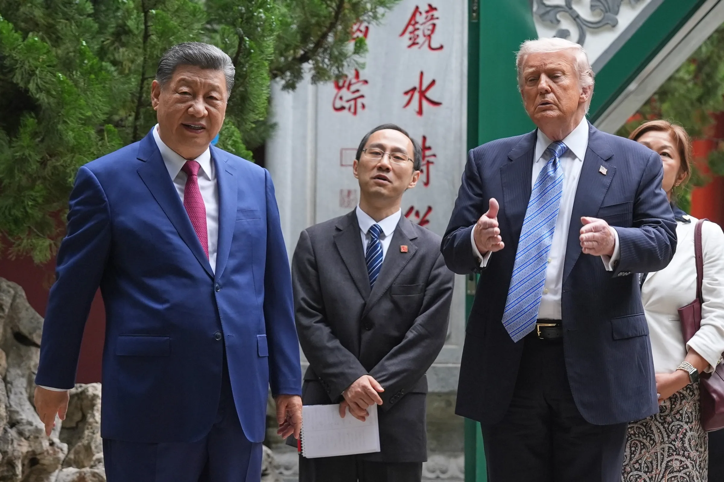2026年5月15日,中國北京,美國總統川普與中國國家主席習近平在中南海花園參訪期間合影。(美聯社)