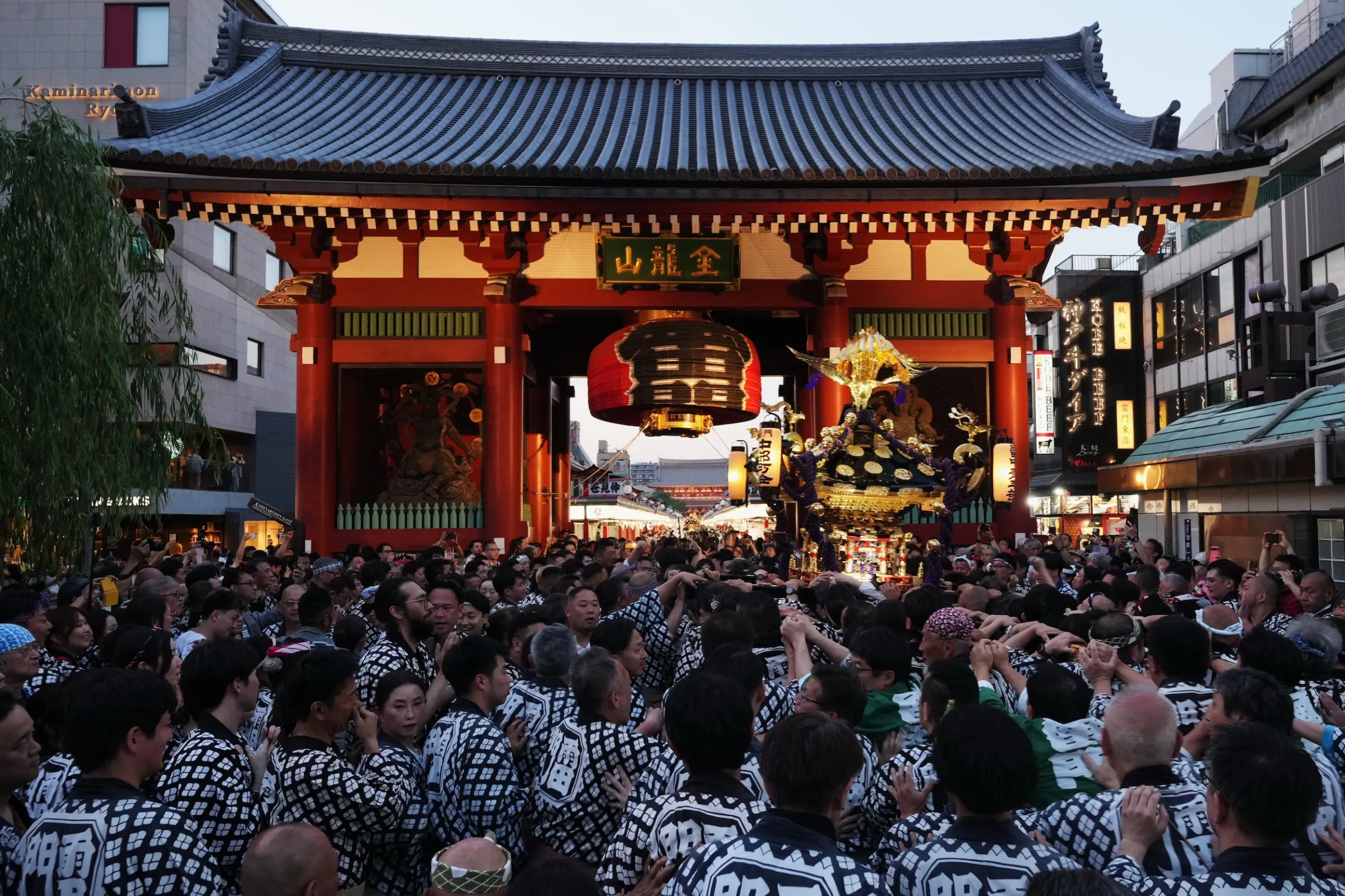 2026年5月16日,日本東京,民眾在三社祭遊行中抬著「神轎(mikoshi)」進入淺草寺,鄰近的淺草神社同步舉行神道祭典。(美聯社)