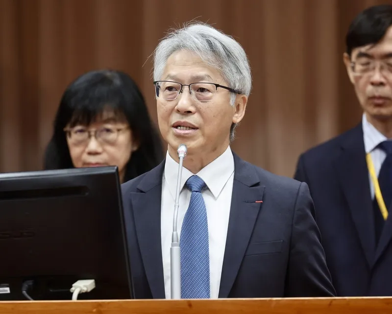 廖俊智:中研院無軍火研究 中央研究院長廖俊智(前)21日在立法院教育及文化委員會答詢「為什麼不吸收」藝人狄鶯兒子孫安佐(已改名孫健豪)時表示,中研院未進行軍火相關研究,可能是國家中山科學研究院等範圍。中央社記者張皓安攝 115年5月21日