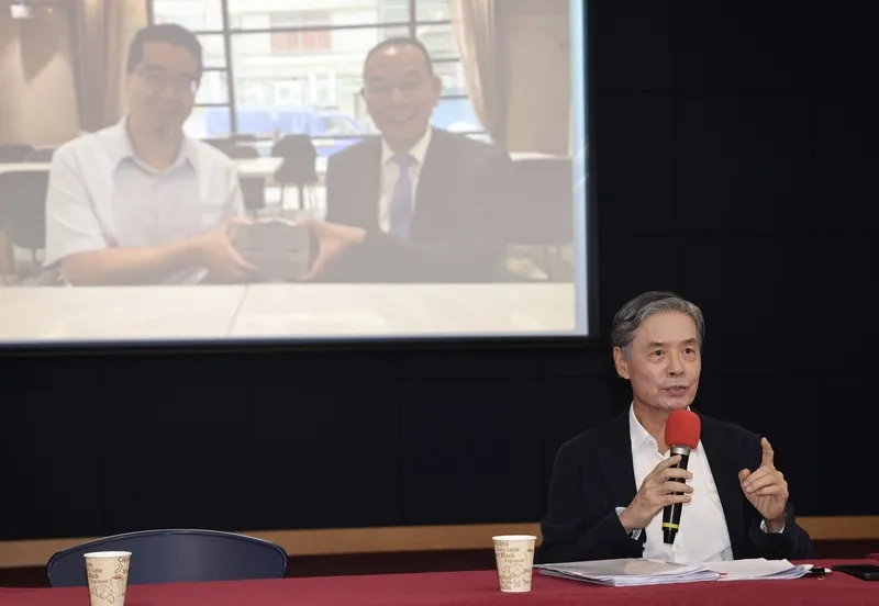 馬英九基金會風波 金溥聰提相關事證 馬英九基金會風波持續延燒,受前總統馬英九委託的前國安會祕書長金溥聰(圖)25日舉行記者會,他出示一張前員工蕭旭岑與台企聯會長韓螢煥手拿現金合影表示,基金會查了這1、2年的紀錄,也請會計師事務所比對,都未找到類似金額的入帳紀錄,不知這張照片要如何解釋。中央社記者趙世勳攝115年5月25日