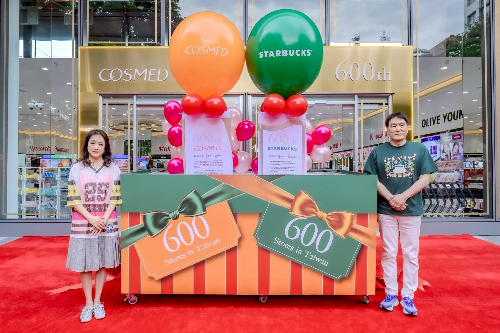 統一集團旗下星巴克與康是美雙雙突破全台600店規模,董事長羅智先(右)以及統一美麗生活事業董事長高秀玲(左)共同出席開幕記者會。(統一集團提供)