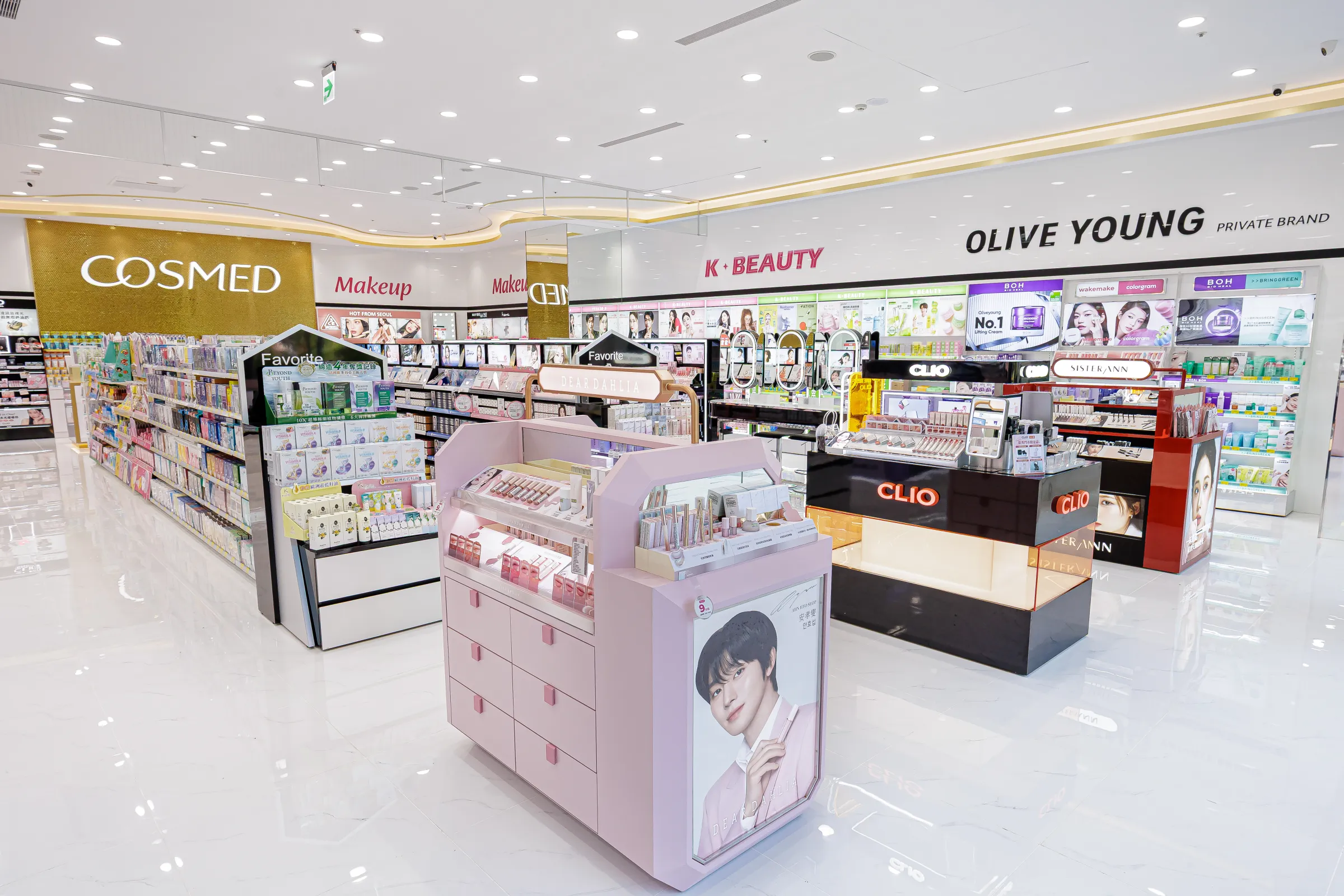 「K-Beauty體驗」 聚焦新世代美妝與生活趨勢,愿秀門市集結CLIO、SISTER ANN、DEAR DAHLIA及3CE等全台首發特色櫃。(統一集團提供)