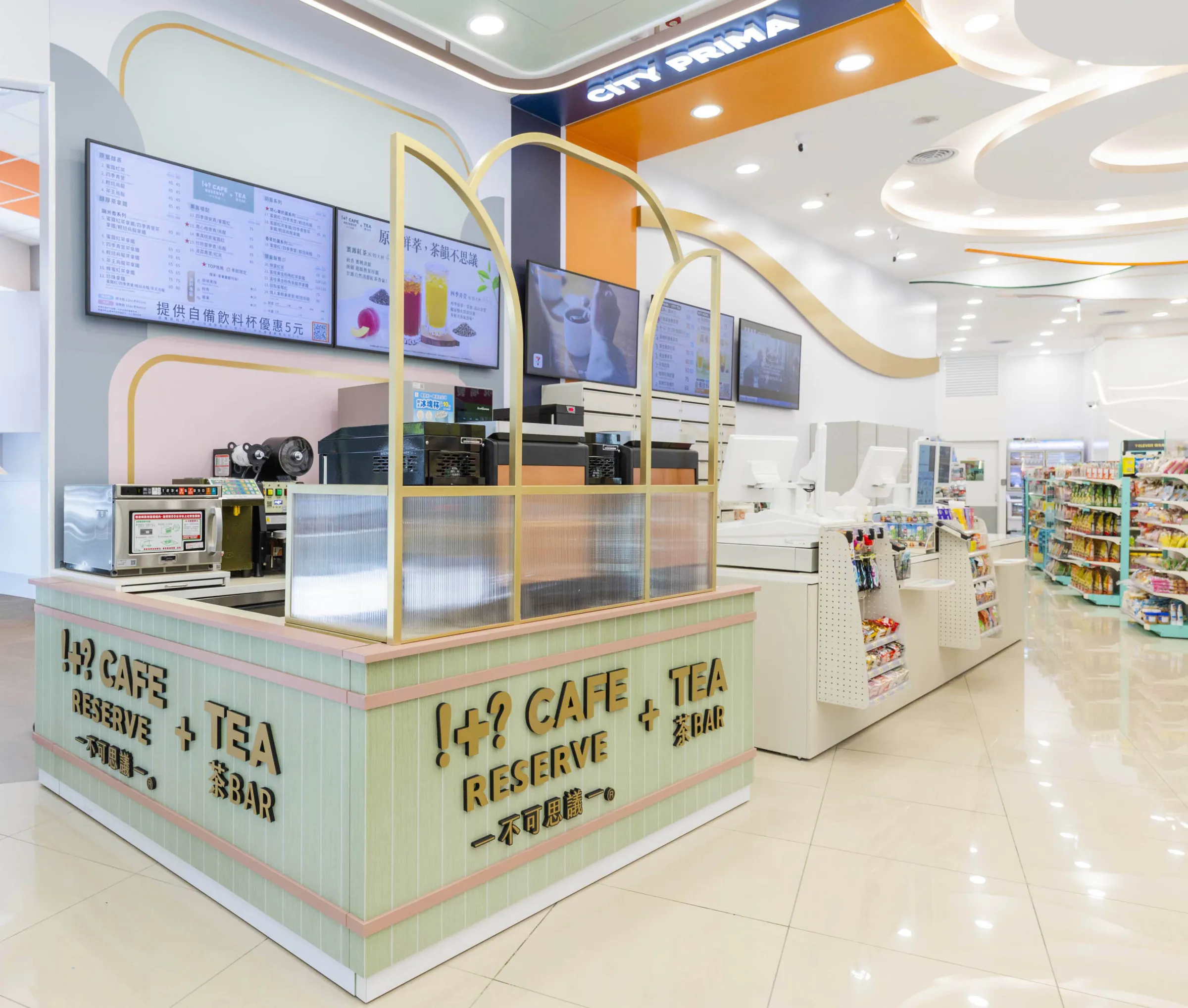 7-11愿秀門市設置「!+? CAFE RESERVE+TEA不可思議茶BAR」。(統一集團提供)