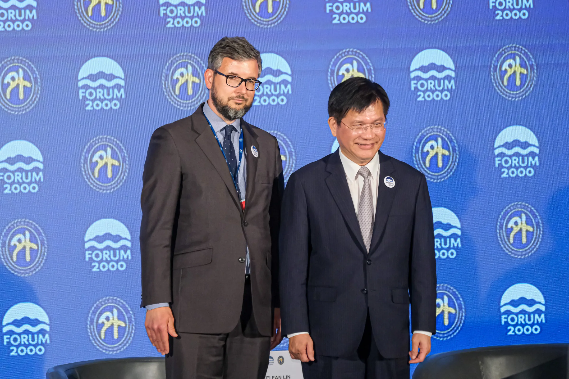20260527-外交部長林佳龍27日赴台北喜來登大飯店出席「公元兩千論壇:民主合作論壇」,並與公元兩千論壇基金會執行長雅各布·克萊帕爾(左)合照。(劉偉宏攝)
