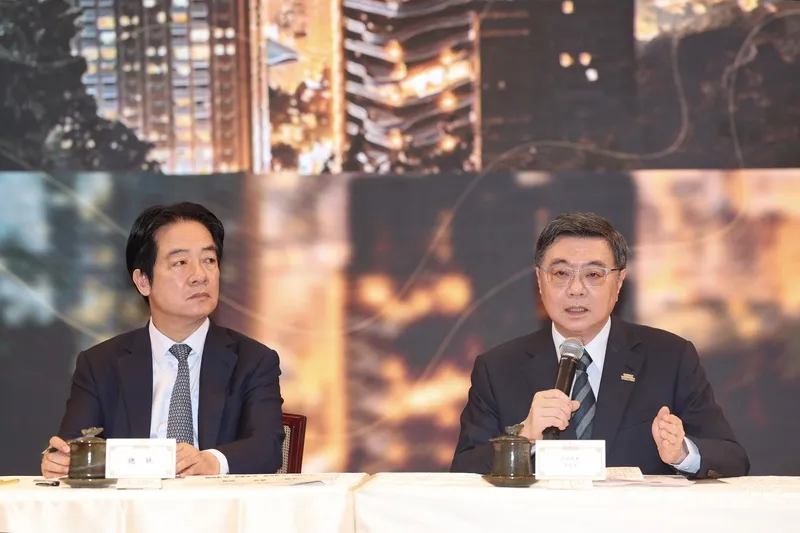 卓榮泰說明人口對策新戰略(2) 「台灣人口對策新戰略-家庭支持篇」國安高層會議會後記者會27日在總統府舉行,行政院長卓榮泰(右)出席說明,左為總統賴清德。中央社記者吳家昇攝115年5月27日