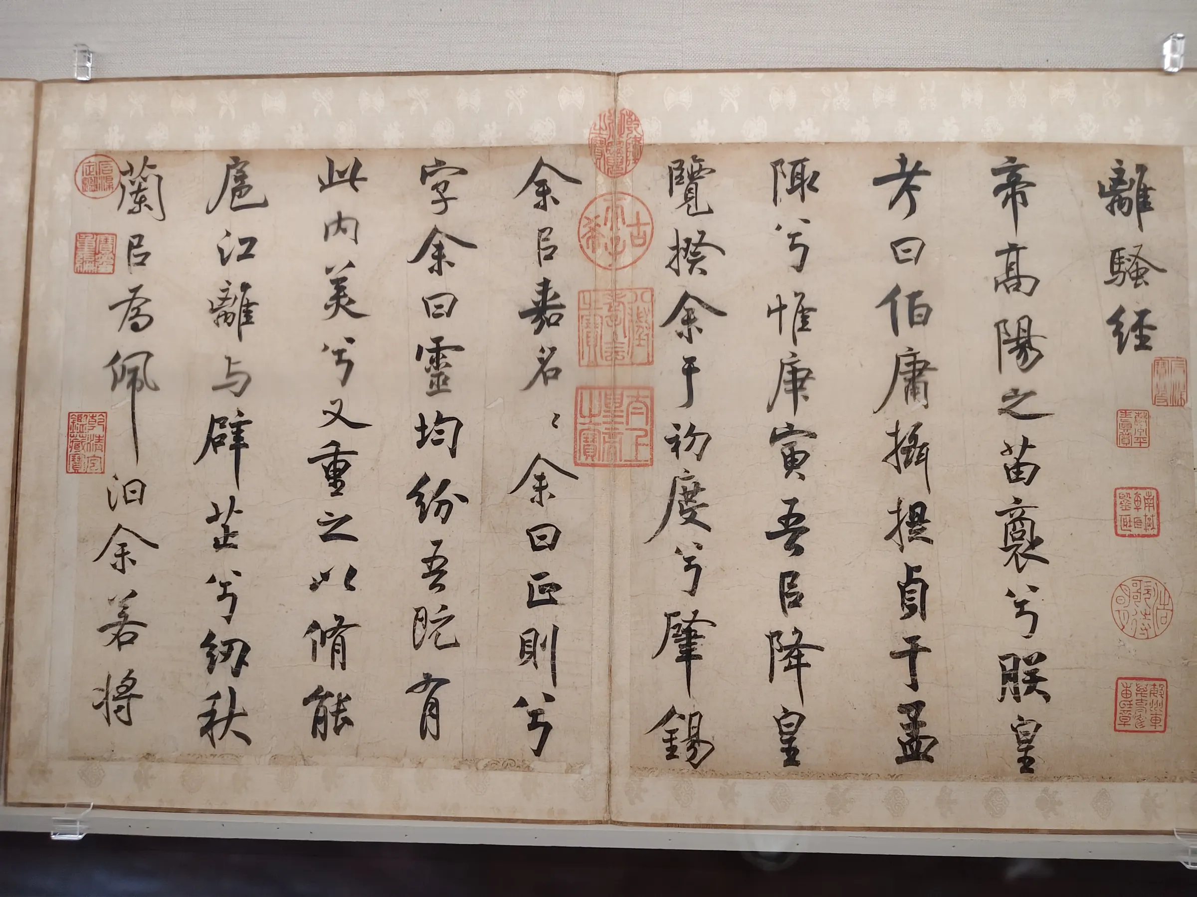 宋代米芾《書離騷經》,雖然書風與米芾(1051—1107AD)不類,顯然不是親筆,應該是後世文人藉由揮毫抄錄,尋求與先賢精神共振,使傳統在筆墨間得到延續與實踐。(圖/作者攝)