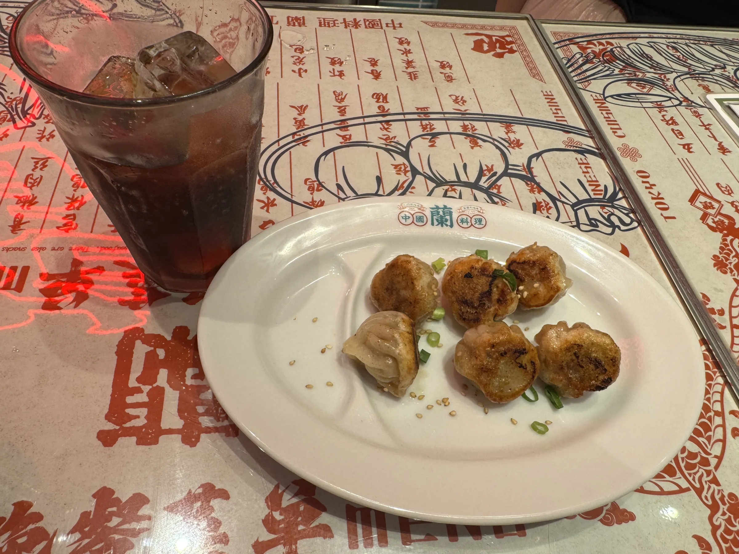 虎ノ門ヒルズで過去最大規模となる87店舗が参加するグルメ巡りイベントが開始され、各店が新たな客層開拓やリピート利用を狙い、独自の工夫を凝らした1000円の限定セットを提供している。黃信維
