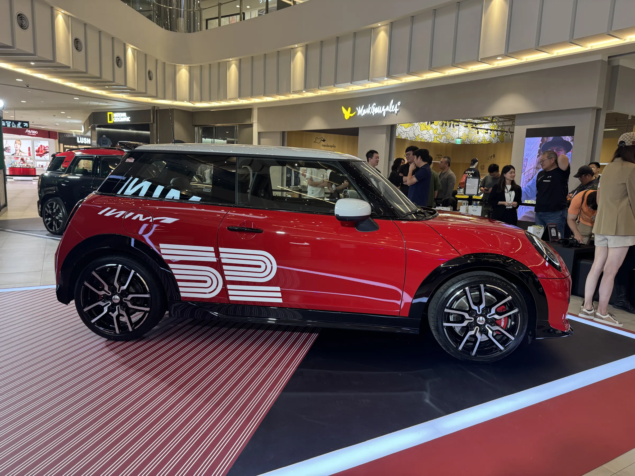 車側白色「52」圖騰直接呼應1965年奪冠車號。(劉芯衣攝)