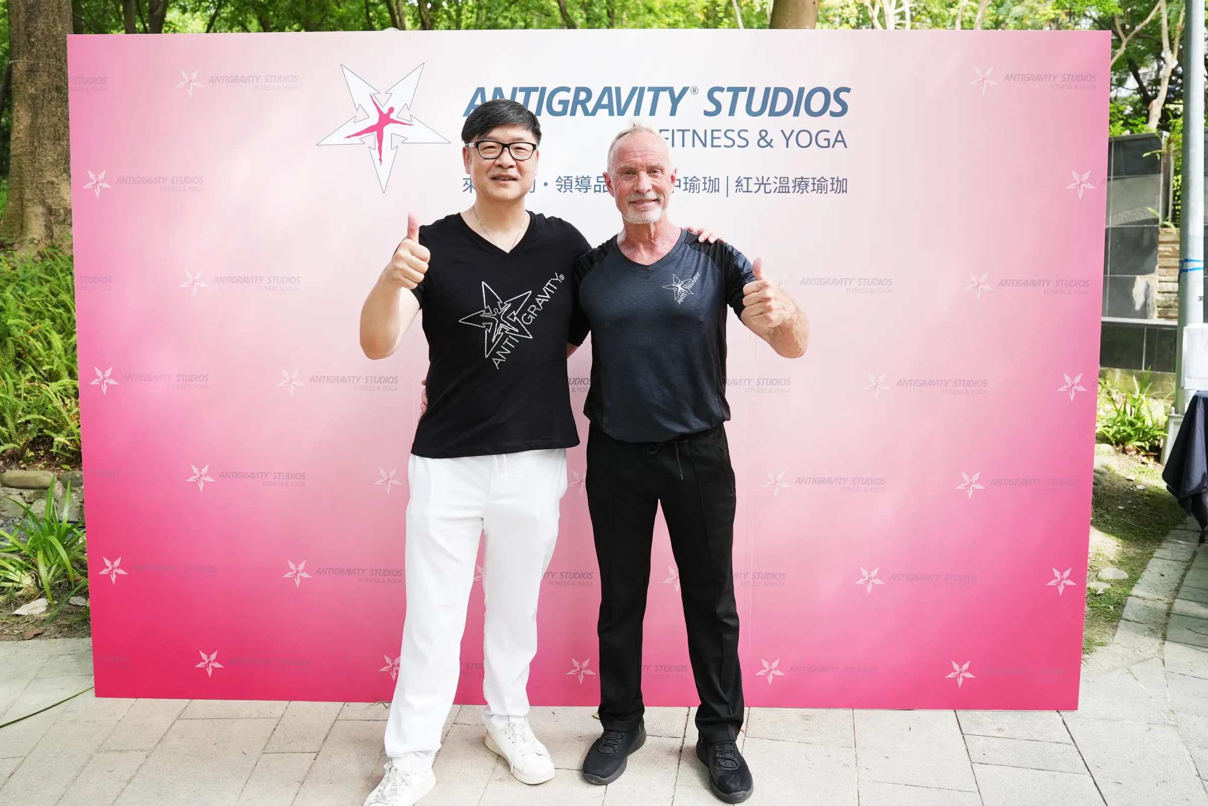 WCJ 維西杰團執行長(左)與 AntiGravity® Fitness 創辦人 Christopher Harrison,於中山開幕活動現場合影。