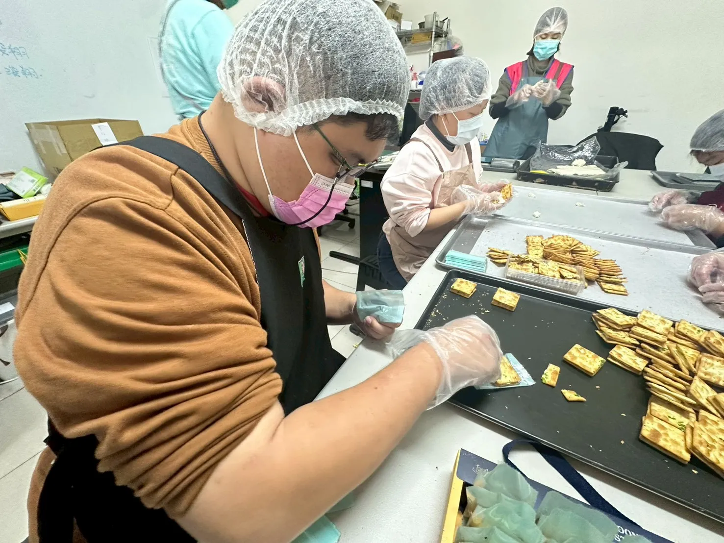 微笑天使烘焙坊經典「33牛軋餅」,從成型到包裝需經過33道工序,由身心障礙學員們在悉心指導下獨立完成(頂新和德文教基金會)