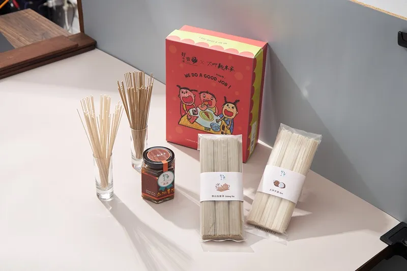 育成社福基金會與傳承九十年製麵技術的大呷麵本家聯名推出「想見一麵」禮盒(頂新和德文教基金會提供)