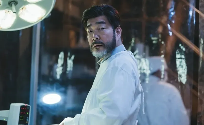《超能路人甲》演員陣容 6:「河元道(孫賢周 飾)」(圖/取自IMDB)