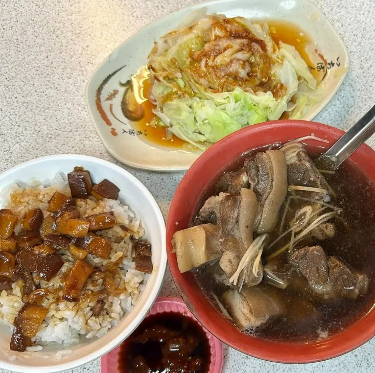 賴岡山羊肉人氣火紅,專賣當歸羊肉湯及滷肉飯,經過瘦子推薦更是吸引許多外地朋友朝聖。(圖/台灣旅行小幫手提供)