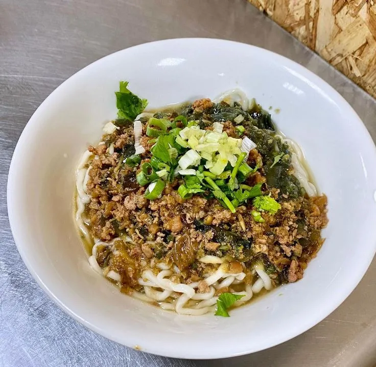 在新店無人不曉的劉漣麵,在台中也有分店,專賣塔香辣肉醬、三色飯、海鮮麵,品項相當特別。(圖/台灣旅行小幫手)