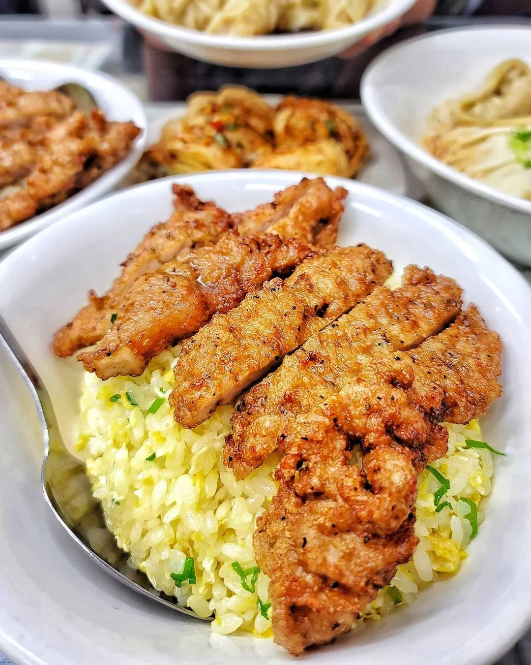 這家小樂精緻麵食館,就在捷運大坪林站附近,店內的主廚出自鼎泰豐師門,因此經典的鼎泰豐料理都能在這看到。(圖/台灣旅行小幫手提供)
