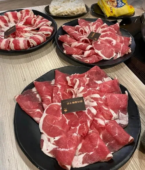 鮮牧火鍋自助吧有無限供應的冰淇淋與飲料,各式常見醬料還有店家特調的泰式酸辣、海鹽與岩鹽等。(圖/台灣旅行小幫手提供)