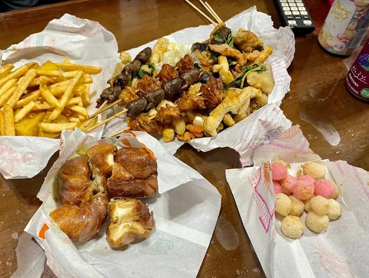 在當地飄香20幾年的雞婆鹹酥雞,從碧潭老街發跡到現在,招牌鹹酥雞事先醃過,雞肉軟嫩鹹香,外皮也炸得金黃酥脆。(圖/台灣旅行小幫手)