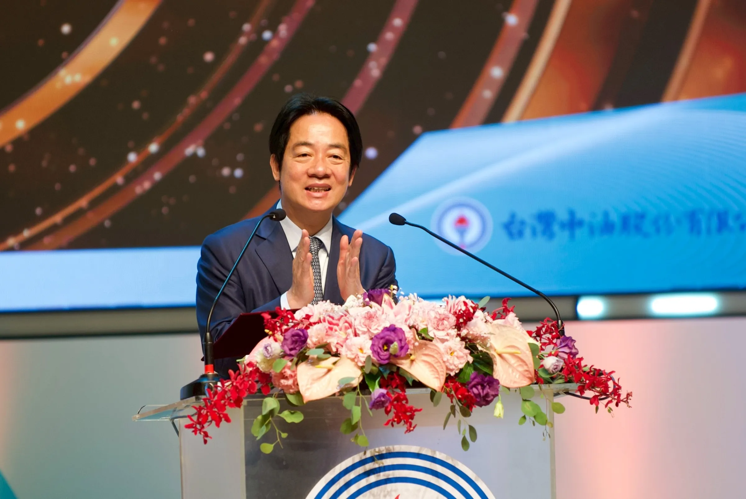 總統賴清德致詞時數度拍手肯定台灣中油80年來為台灣做的貢獻。(圖/台灣中油公司提供)
