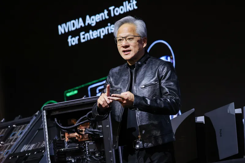 黃仁勳全球記者會 說明N1X藍圖 人工智慧(AI)晶片大廠輝達(NVIDIA)執行長黃仁勳(圖)2日上午於台北舉行全球媒體問答,黃仁勳回應與聯發科合作開發的N1X平台並非一次性產品,輝達已規劃後續N2X、N3X產品,未來將持續擴大規模,並承諾長期支援整個軟體生態系。中央社記者翁睿坤攝115年6月2日