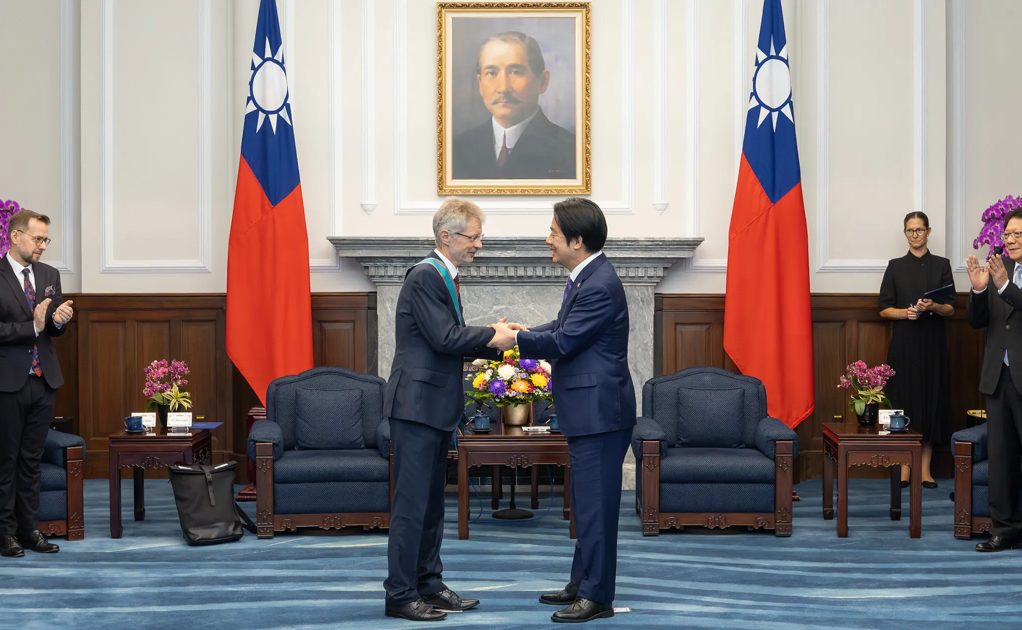 捷克參議院議長韋德齊(左)2日於總統府獲賴清德(右)親自頒授「特種大綬卿雲勳章」。(總統府提供)